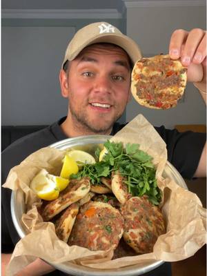 A post by @batuhanbayir on TikTok caption: Tarsus usulü fındık lahmacun olmuş mu??👨‍🍳💯 Hamuru için; •3 su bardağı un •1 tatlı kaşığı tuz •1 tatlı kaşığı toz şeker •1 paket kuru maya •1 su bardağı ılık su Kıyma harcı; •250gr dana kıyma •250gr kuzu kıyma •3 adet soğan •3 adet kapya biber  •3 adet domates •2 tk tuz •2 tk karabiber •1 yk pulbiber •1 kahve fincanı sıvıyağ •Kıyılmış maydanoz Yapılışı; İlk olarak, un ve tuzu hamur yoğurma kabına alıp karıştırıyoruz. Aynı anda, şekeri, mayayı ve ılık suyu ayrı bir kapta karıştırıp 3-4 dakika kadar bekletiyoruz. Ardından bu karışımı una ekleyerek hamuru yoğurmaya başlıyoruz. Kulak memesi yumuşaklığında, ele yapışmayan bir hamur elde ediyoruz. Hamurun kıvamına göre gerekirse azar azar un veya su eklenebilir. Hazırladığımız hamuru yaklaşık 1 saat kadar mayalanmaya bırakıyoruz. Mayalanan hamurdan küçük bezeler alıp yuvarlıyoruz ve elimizle ince olacak şekilde açıyoruz. Şekil verdiğimiz hamurları fırın tepsisine diziyoruz. Üzerlerine kıymalı harçtan ekleyip, parmak uçlarımızla harcı hamurun üzerine yayıyoruz. Önceden ısıtılmış 200 derece fırında, altları hafifçe renk alana kadar, yaklaşık 8-10 dakika pişiriyoruz. Altı kızaran lahmacunlar servise hazırdır. #batuhanbayır #lahmacun 
