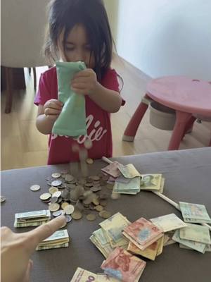 A post by @sebasgal11 on TikTok caption: Encontré un tesoro con mi hija 🙊😍@HeritCoin 