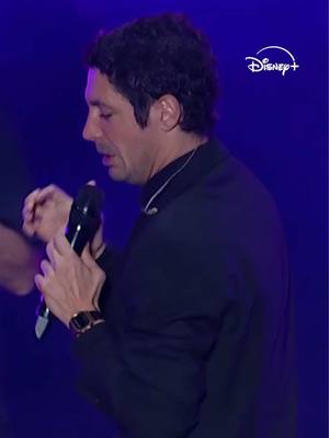A post by @disneyplusla on TikTok caption: Nivel de aura: El Kuelgue haciendo cover de Mil Horas. ✨ #QuilmesRock2025 #JulianKartun #QuilmesRockEnDisneyPlus