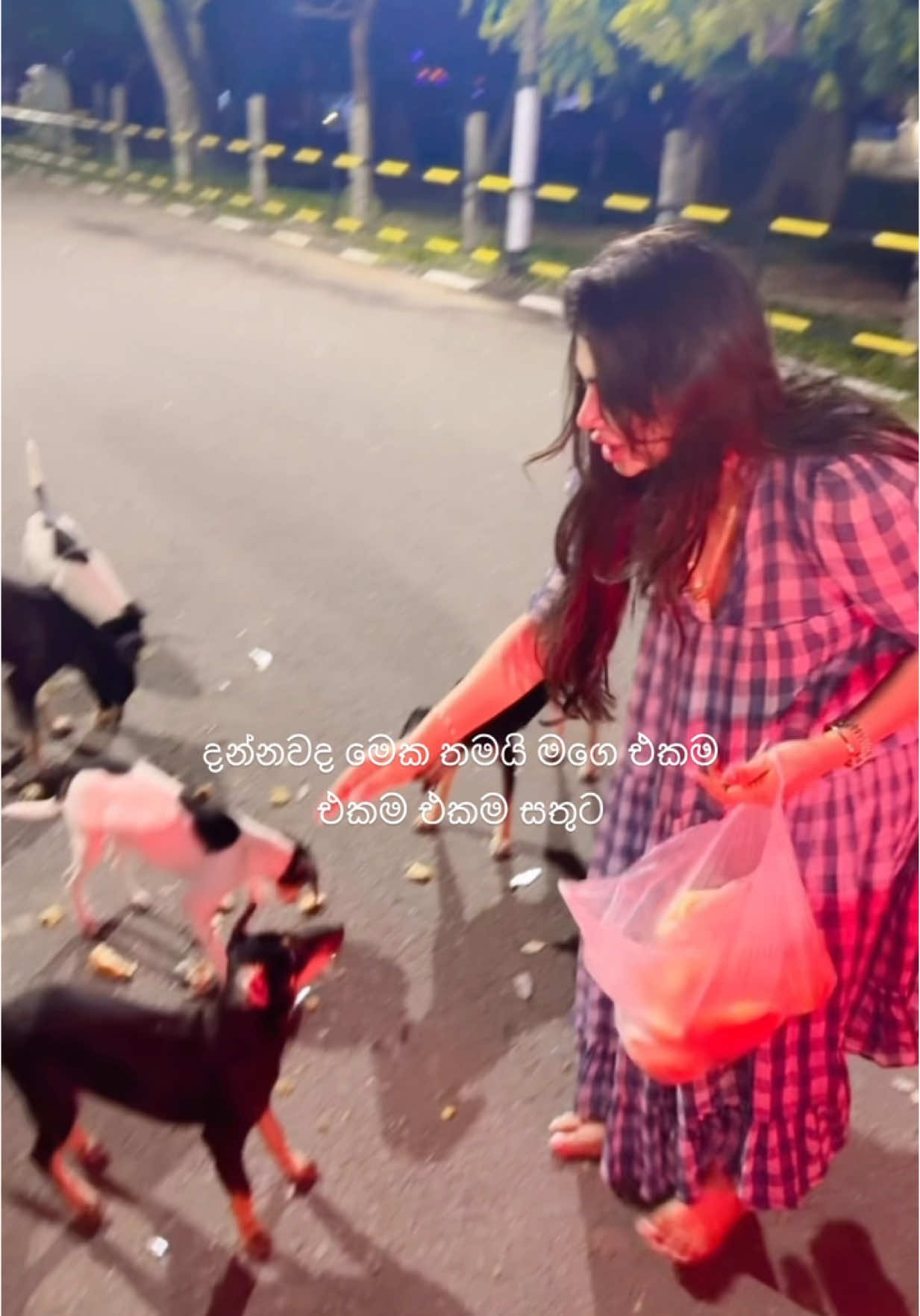 A post by @piumihansamali on TikTok caption: අසිමිතව එයාලාට ආදරය කරමි