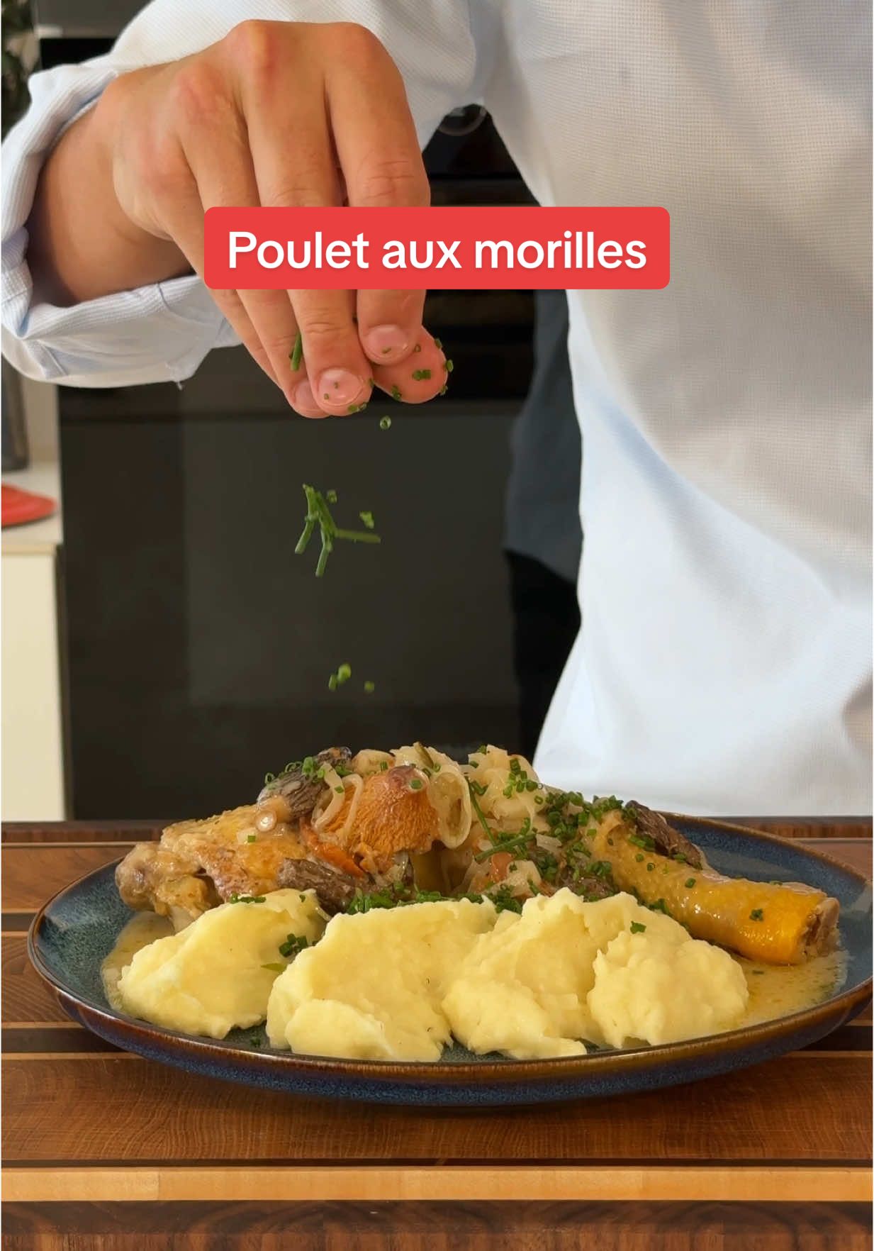 A post by @_toscanelucas on TikTok caption: Babe veut un Poulet aux Morilles 🍄‍🟫🍗 Collaboration Commerciale  A l’occasion des 100 ans de la marque @Le Creuset , nous sommes super heureux de vous offrir un magnifique livre  Assouline retraçant l’héritage et le savoir-faire unique de la marque ainsi qu’une cocotte au coloris exclusif en édition limitée Flamme Dorée.  On vous propose une réinterprétation de la recette "Poulet fricassé" du livre @assouline.  Participe sur notre compte IG !! Vous retrouverais les conditions de participation sous notre dernier réel  🍀 Tirage au sort le 27 Avril. Le gagnant sera contacté par DM. Bonne chance à toutes et à tous !  Ingrédients : * 4 cuisses et ailes de poulet * 2 cuillères à soupe de farine de blé * 7-8 gousses d'ail * Sel et poivre * 700 g de morilles et girolles * 25 g de beurre doux * 20 cl de crème entière * 15 cl de vin jaune * 3 cuillères à soupe d'huile d'olive * 1/2 bouquet de romarin * 1/2 bouquet de ciboulette * 2 échalotes Préparation : * Assaisonner les morceaux de poulet avec sel et poivre, puis les fariner légèrement. * Ciseler finement les échalotes. Émincer la ciboulette et éplucher les gousses d'ail. * Dans une cocotte, verser la moitié de l'huile d'olive et faire colorer fortement la volaille et l'ail sur toutes les faces, puis réserver. * Dans la même cocotte chaude, verser le reste d'huile d'olive et le beurre, puis faire sauter les champignons, les échalotes et l'ail pendant 3 min. Déglacer ensuite avec le vin jaune. * Décoller les sucs à l'aide d'une cuillère en bois. * Remettre les morceaux de poulet dans la cocotte, ajouter le romarin, puis cuire à feu moyen durant 15 min. * Ajouter ensuite la crème et porter à ébullition rapidement. * Fermer la cocotte et laisser cuire 30-40 minutes à feu doux. * Parsemer de ciboulette avant de servir avec une purée bien lisse. #lecreuset 