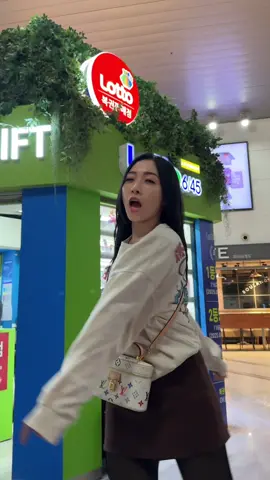 A post by @lizzebethmuaa on TikTok caption: keliatan siapa yang paling nggak kuat dingin 4derajat
