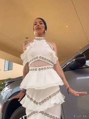 A post by @juliamenugarcia on TikTok caption: Día 2 de Coachella 2025. Amo mi outfit.