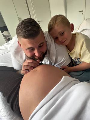 A post by @nicocaponecomedy on TikTok caption: C’était essentiel de capturer ce moment si spécial ! Nous sommes dans la dernière ligne droite et ces derniers instants à trois sont précieux. Voir les yeux de mon fils s’émerveiller devant les mouvements du ventre est inestimable. À ma femme, qui me rend fier chaque jour, je suis si impatient de redevenir papa. Nous avons hâte de te rencontrer ! ✨🤍
