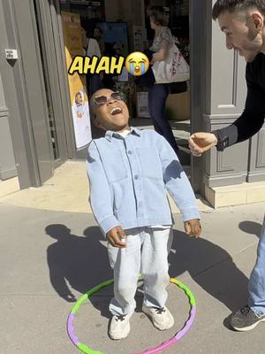 A post by @gabinouvilla on TikTok caption: Si tu sors pas du cerceau tu gagnes tout ce que tu veux ! La maman est enceinte d’un petit c’est trop mignon ! #defi #videodrole #cadeau 