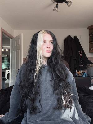 A post by @izzysiim on TikTok caption: Wavy hair gang, your people need you 🖤 #wavyhair #wavyhairtutorial #wavyhairroutine #irishwaves #curlyhair #curlyhairtutorial 