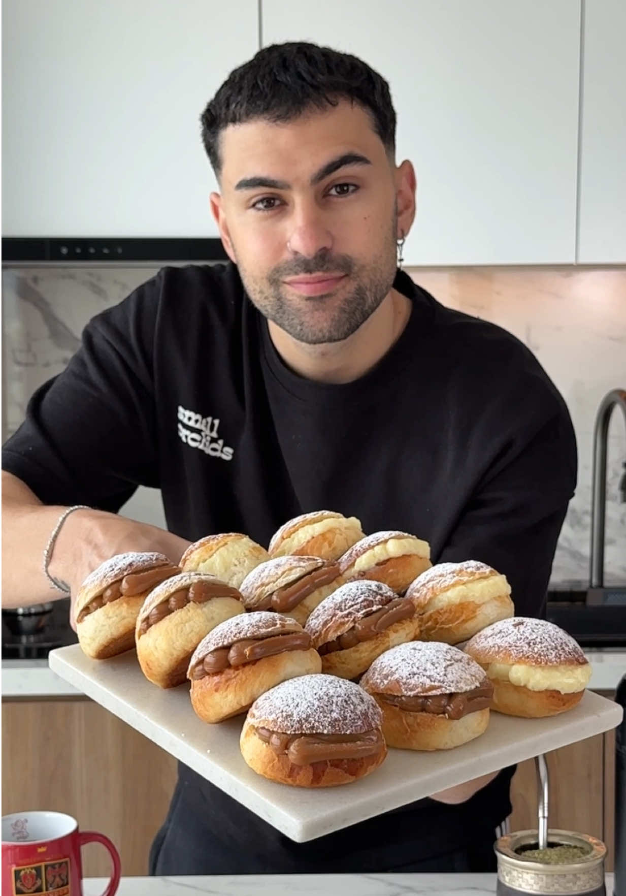 A post by @lasrecetasdesimon on TikTok caption: FACTURAS PARA LA MERIENDA: nada más rico que esto para sorprender en tu próxima juntada 😉🫶 • Estas facturas son una versión bien sencilla de un clásico argentino, el pan de leche, o también llamados Miguelitos. Anímate y hacelos caseros que vale la pena 💪🏻 • Y cómo verán lo hice todo en mis mesadas Neolith de @marmolesdestefano.oficial que son ideales para la gente que le gusta la cocina de verdad, porque se pueden apoyar cosas calientes sin problema, cortar directamente ahí y son súper resistentes a todo 💪🏻 • 𝕀𝕟𝕘𝕣𝕖𝕕𝕚𝕖𝕟𝕥𝕖𝕤: • 500gr Harina 0000 🌾  • 80gr Azúcar  • 1cdita de Sal 🧂  • 270gr Leche 🥛  • 20gr Levadura Fresca (o 7gr de Seca) • 100gr Manteca 🧈  • • 500ml Leche 🥛  • 4 Yemas 🥚  • 50gr Almidón de Maíz 🌽  • 130gr Azúcar  • 1cdita de Esencia de Vainilla  • • 250gr Dulce de Leche Repostero  • ¿Te animás a hacer tus próximas facturas? Estas son un 10 👍🏻 •