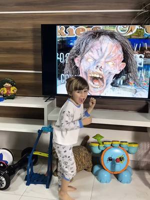 A post by @jaobastos on TikTok caption: Essa ele caiu de novo 🤣 #susto #evoluçao #irmaos @Davi Bastos 