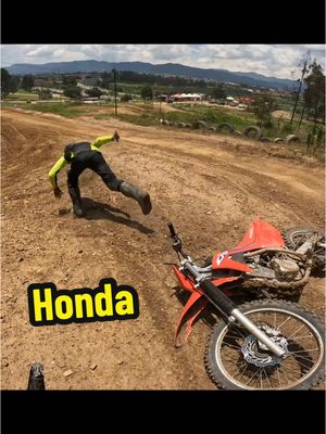 A post by @lagranjadelborrego on TikTok caption: Kikbutouski 😎@Honda Motos Colombia 