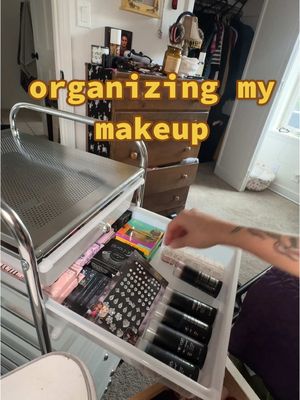 A post by @santanabarelaa on TikTok caption: organizing my makeup 💄 #makeuptutorial #organization #makeuporganization #fypシ #trending #alttiktok #foryoupage 