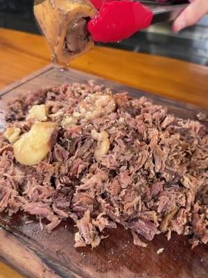 A post by @elmas.salsa55 on TikTok caption: Barbacoa de pescuezo con tuétanos #receta  #fyp 