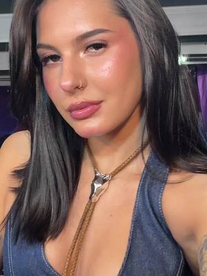 A post by @anacastelacantora on TikTok caption: Nao sou da dança, só do biscoito 😘