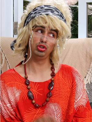 A post by @traviesotiktok on TikTok caption: QUE TAN VIEJA ES ABU? 😂 (VIDEO COMPLETO EN MI YT: JUNIOR Y ABU VOLVERAN?!)