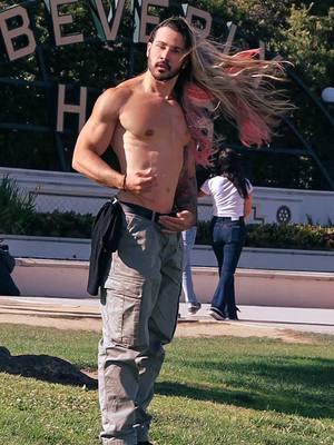 A post by @gabrielmansur_ on TikTok caption: ☀️