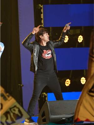 A post by @disneyplusla on TikTok caption: Sólo había una forma de cerrar el #QuilmesRockEnDisneyPlus: a pura fiesta con #lospiojos 🤝 #disneyplus #quilmesrock #ciro 