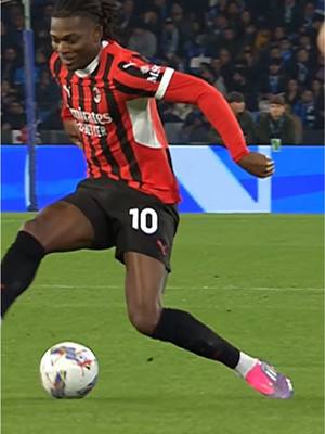 A post by @acmilan on TikTok caption: LEAO ❤️🖤 #acmilan #leao #calcio 