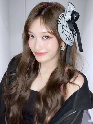 A post by @ive.official on TikTok caption: 어떻게 떠가 폼폼푸린 ૮•ᴥ•ა💛 #IVE #아이브 #アイヴ #LEESEO #이서 #イソ #IVE_SCOUT 