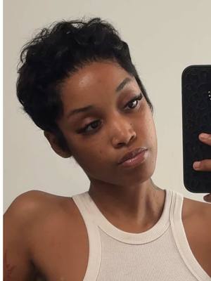 A post by @officialhoneyhand on TikTok caption: Whats she asked for vs whats she got. Frontalwig install  @Solelamalilaa #shorthair #pixiewig #fyp #hairtok #londonhairstylist 