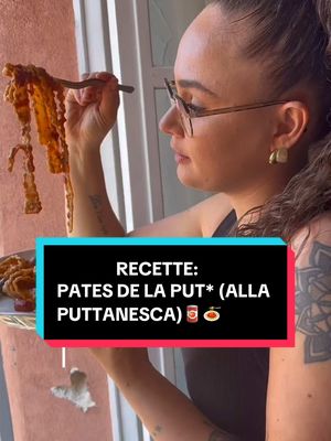 A post by @charlene_et_francesca on TikTok caption: ✨PASTA DE LA PUT*✨ Tu connaissais?En tout cas c'est une de mes sauce pour pâtes préfére et c'est parfait aussi si vous rajouter du thon en boîte ou des fois on l'utilise comme sauce pour l'espadon B-U-O-N-I-S-S-I-M-0 Ingrédients : 200 g de spaghetti 26 MILA prazequsses dail •les prostituées • 4 filets d'anchois a l'huile fits • 400 g de tomates pelées (ou pulpe) 2 c. à soupe de câpres • 10 olives noires dénoyautées Piment (selon votre goût) Huile d'olive extra vierge • Persil frais (optionnel) 26 MILA Tips de Fiancescas des ingrédients • Écrase bien les anchois dans l'huile chaude avec l'ail : ils fondent et donnent une 209 base umami incroyable Fais mijoter les tomates au moins 15 min pour une sauce bien liée Ne rince jamais les pâtes ! Garde un peu d'eau de cuisson pour lier la sauce Pour vos recettes je vous. 26 MILA conseille d'utiliser la qualité moi j'ai une seule nigre référence c'est @couteauxduchef #italiette #viral #couple #humour #mdr #recette  #pâtes #patesputtanesca #pasta #recetteitalienne #pastaputtanesca #puttanesca 