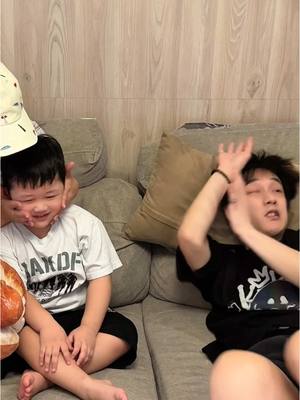 A post by @1006nk on TikTok caption: 一招測試你的孩子有沒有挨過打！！ 記得測試孩子就好喔🤣🤣🤣