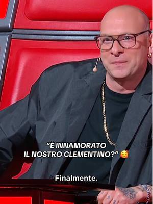 A post by @thevoiceitaly on TikTok caption: Alla nostra @Antonella Clerici non sfugge niente: @clementinoiena è raggiante e innamorato della sua fidanzata Roberta! ❤️  Viva l’amore! ✌️  #TheVoiceSenior #davedere 