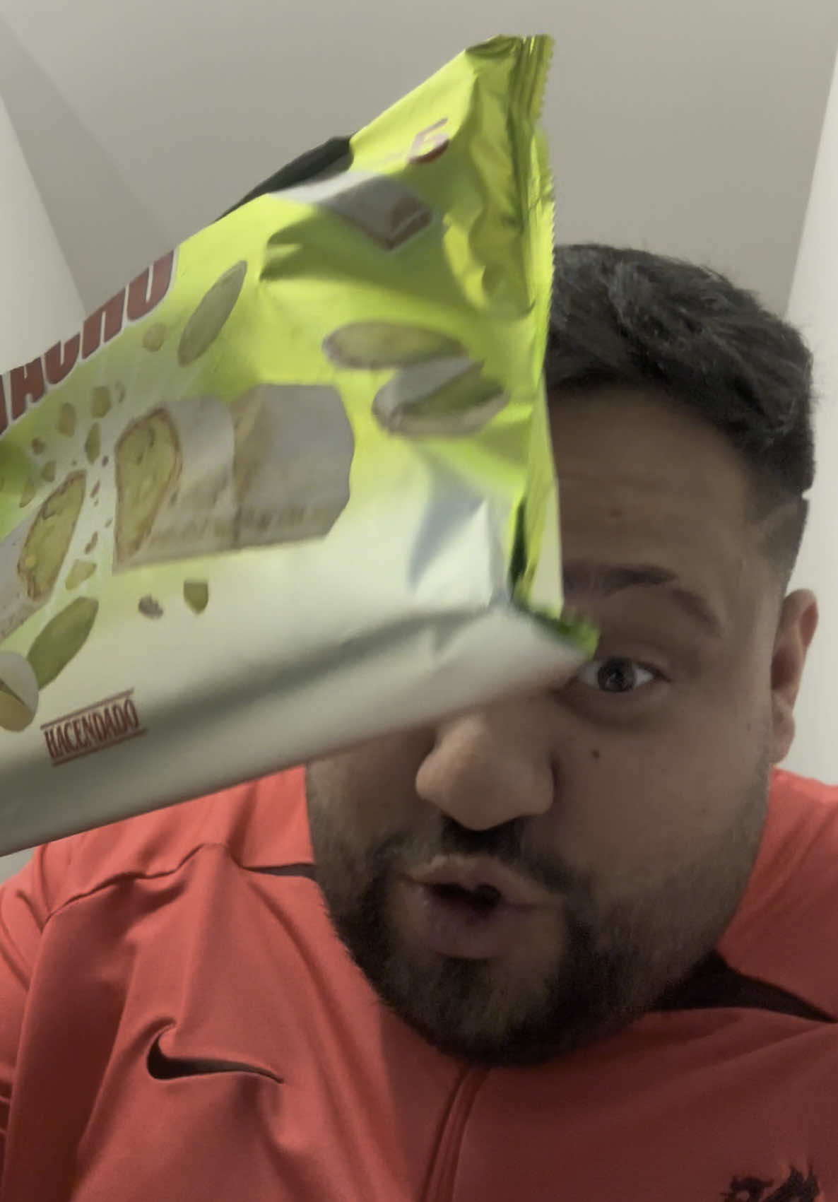A post by @ on TikTok caption: CHOCOLATE DUBAI NAO 😡😡#fyp #ciganos #comedia #carlosbombaoficial #vaiprofycaramba #chocolatedubai #mercadona 