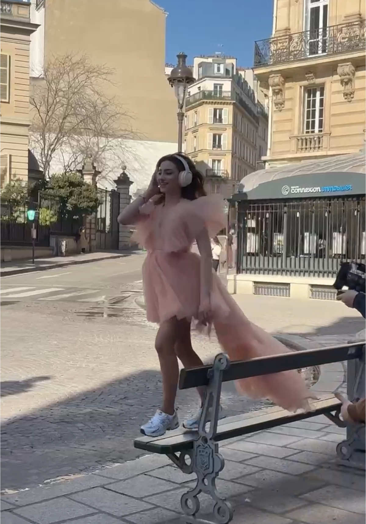 A post by @lenie_lct on TikTok caption: Retour sur une journée de tournage extra ordinaire avec @BourjoisParis : des produits de maquillage iconiques, des super fous rires et un Bourjoiiiiiiis chanté qui reste en tête ! J'avais vraiment hâte de vous dévoiler cette campagne ! Vous l'avez vue ? Dites moi ce que vous en pensez ! #BourjoisParis #GlowTint #TwistUpBondForce  *collaboration commerciale*