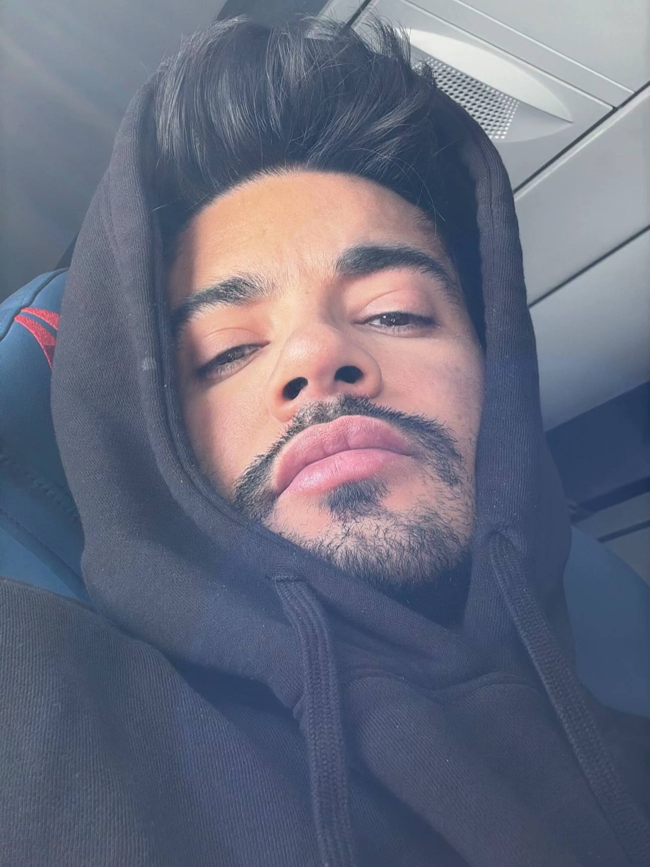 A post by @aospinad_tt on TikTok caption: me han pedido escoger fotos donde se pueda apreciar mi nariz y quise unirme porque creo que fui afortunado en tener una bonita.  pero no iba a poner solo fotos de nariz, eso sería muy extraño. así que igual y subí un poco de todo 