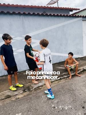 A post by @jaobastos on TikTok caption: Ele dando seu kinder ovo pra uma criança 🥹 #pascoa #caridade 