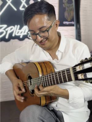 A post by @pablopazrequintista on TikTok caption: Miles de recuerdos en solo unos segundos de música - El maestro ArpAngel y yo les contamos esta maravillosa historia. 