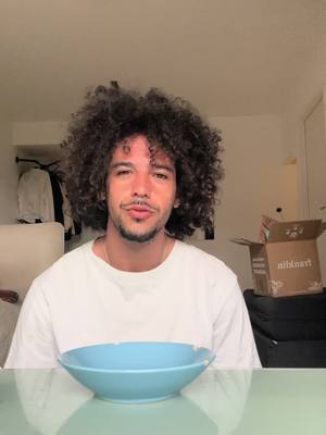A post by @chamseddinee on TikTok caption: Vous avez -35% avec le code « CHAMSEDDINE35 » sur une première commande de 15€ minimum  Quand ton chat mange mieux que toi… Merci  @Franklin Pet Food pour ces croquettes qu’elle refuse de partager. 