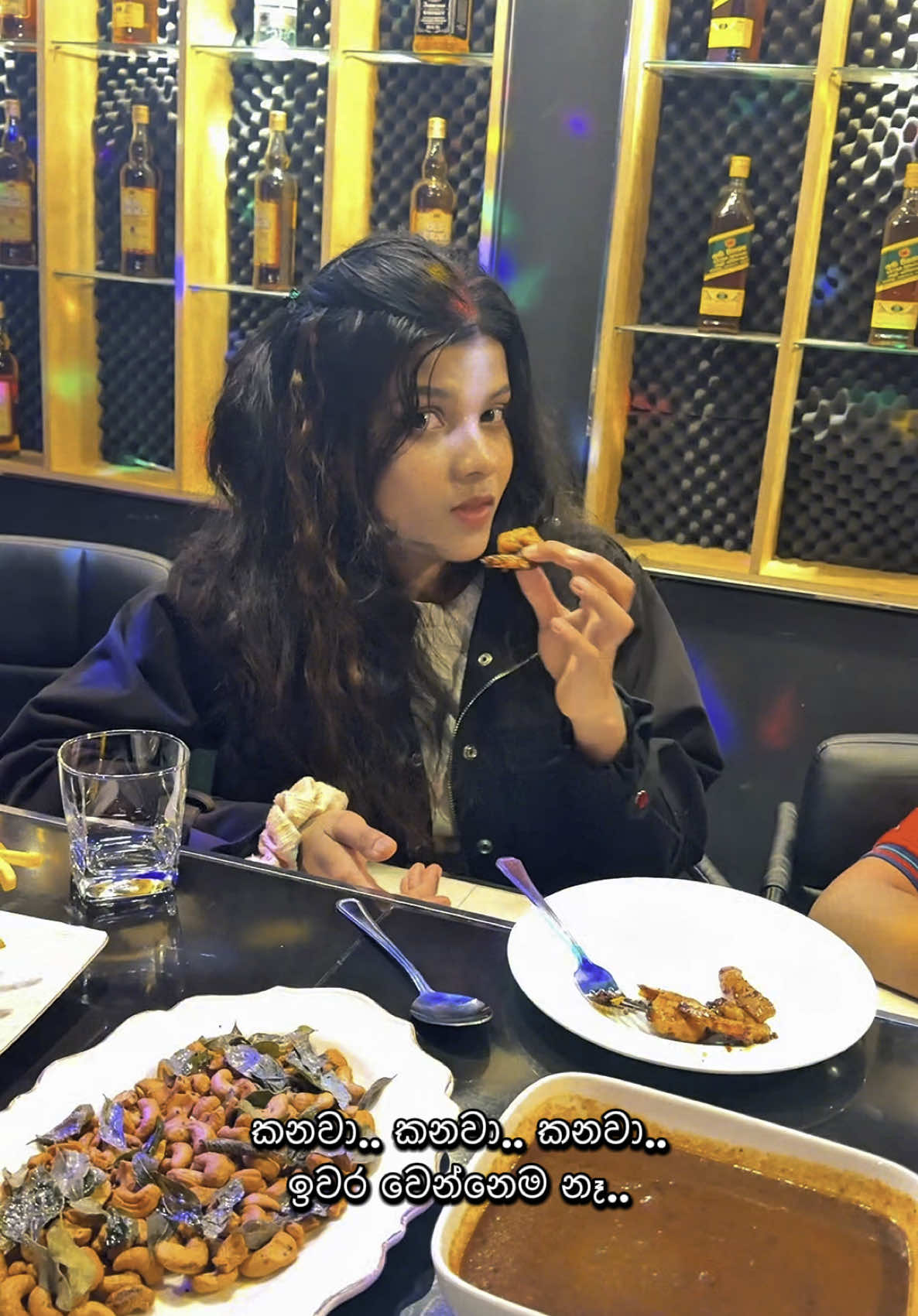 A post by @ishuthathsara0 on TikTok caption: ජෝඩු දාලා යන්.. 😋❤️🇰🇷 #foryou #fyp #fyppppppppppppppppppppppp #srilanka deaso curry pot 