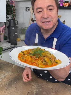 A post by @chefoktayusta on TikTok caption: Kabak yemeği #🇹🇷 #oktayusta #furdich #😍😍🥰 #lekkereten #vraltiktok #enercı #👨🏻‍🍳 #zeytinyagı #kabak #dereotu #sebzelitarifler #lezzetlerim #tencere #🇹🇷🇹🇷🇹🇷🇹🇷🇹🇷 