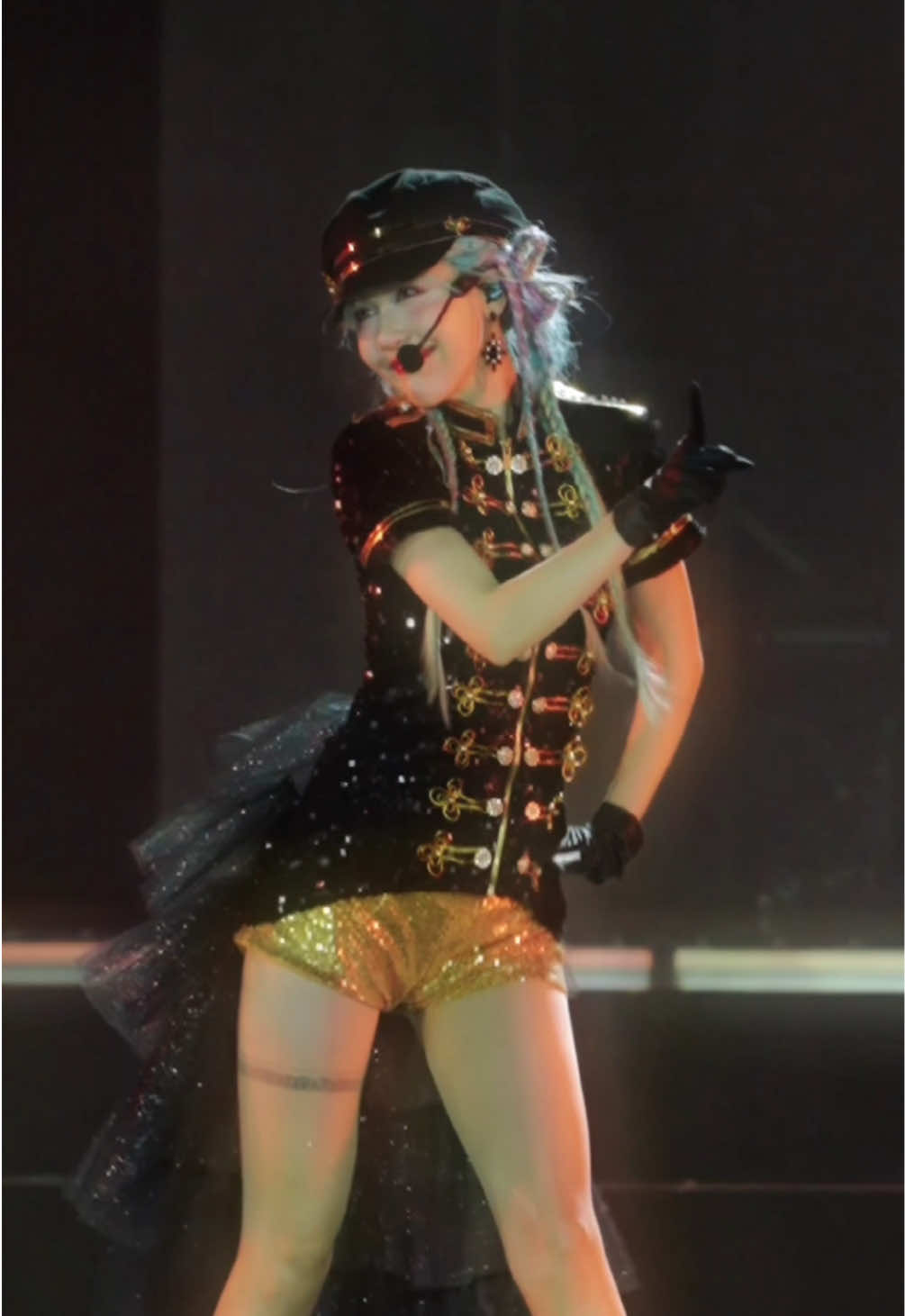 A post by @hauhoang on TikTok caption: Mọi ngừi thích bộ nào nhất của tui ở concert ạ >⩊< #hauhoang 