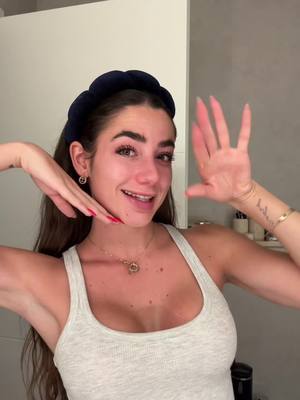 A post by @lolalolita on TikTok caption: Publi. La nueva oil control de @CeraVe para que no nos salgan brillos en la cara este verano con nuestro maquillaje 💙