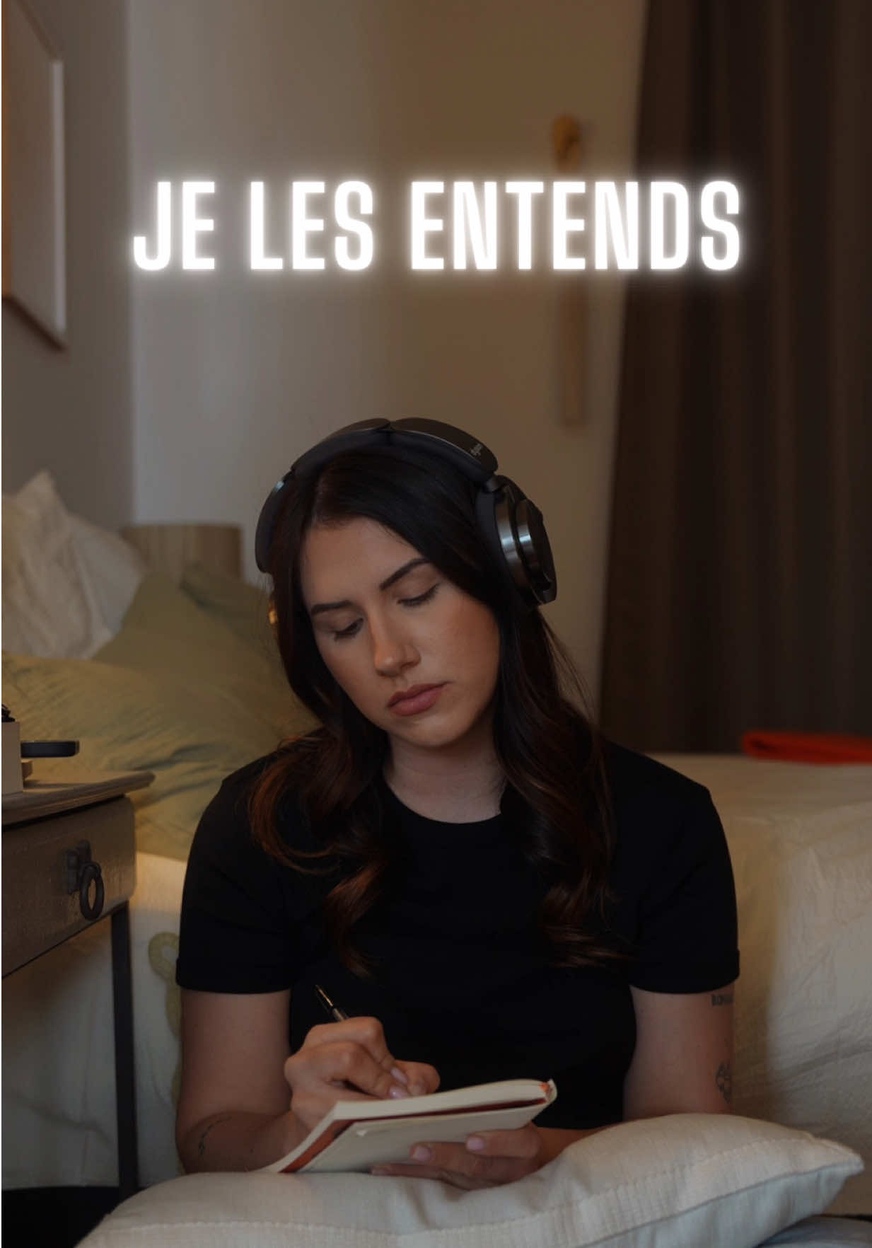 A post by @caroambrosini on TikTok caption: Court-métrage : Je les entends  On peut tous agir contre le harcèlement de rue grâce à L’Oréal Paris qui a créé Stand Up, son programme international de sensibilisation et de formation contre le harcèlement de rue, en partenariat avec l’ONG Right To Be et la Fondation des Femmes.  Rendez-vous sur standup-france.com et agissons tous. @L’Oréal Paris #westandup 
