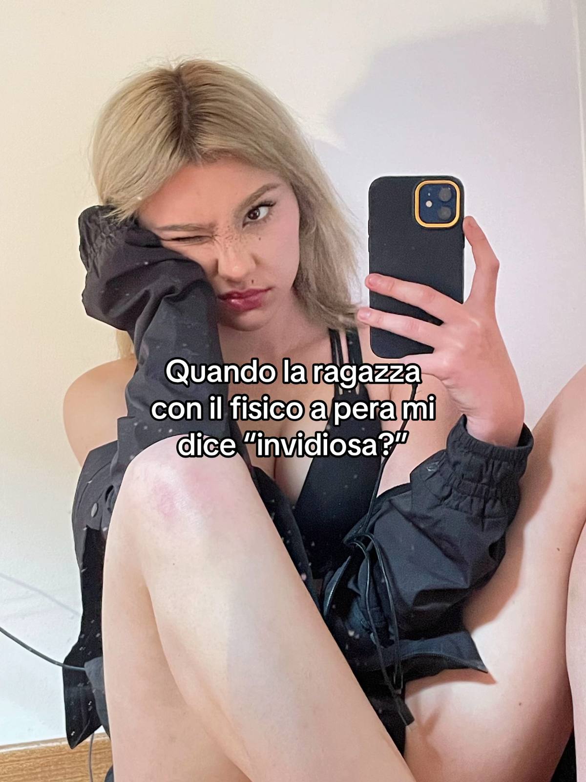 A post by @bbblanchette on TikTok caption: Vi giuro non ho mai conosciuto una ragazza con il fisico a pera che non sembrasse una dea.  