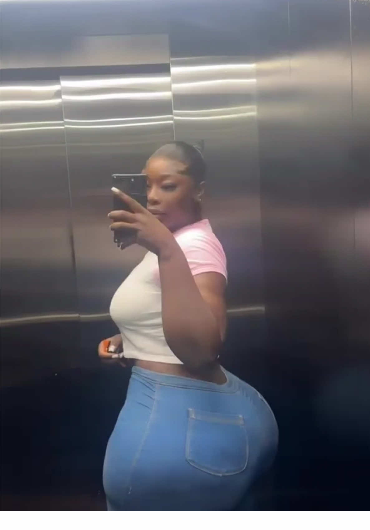 A post by @ on TikTok caption: #fypシ #fypviral #ghanatiktok🇬🇭 #malienne🇲🇱❤️❤️ #fyoupage #fyp 