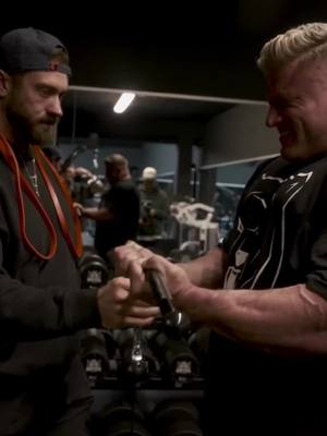 A post by @gorrinofuerte on TikTok caption: Cbum ha visitado el nuevo gimnasio privado de Urs Kalecinski *doblaje español*#fitness #bodybuilding #musculos #culturismo #gym #cbum