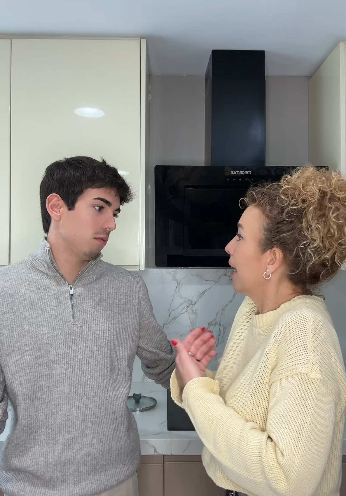 A post by @hugocalafer on TikTok caption: Le digo a mi madre que me voy de casa porque he visto pisos increíbles en  @Fotocasa Se pone nerviosa, pero al final era broma. Aunque, después de trastear la app, vi muchas opciones interesantes… ¡y acabó echándome por vacilarla tanto! #publi