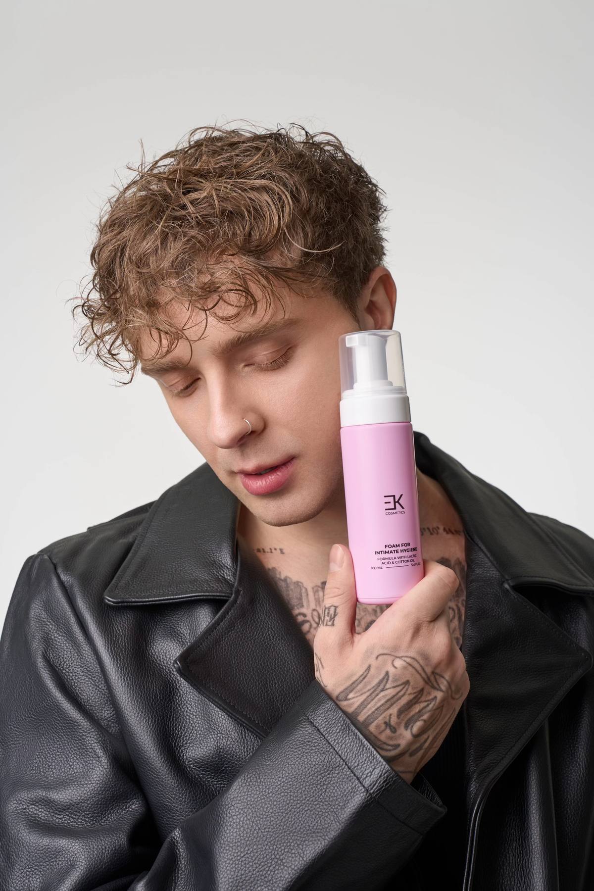 A post by @egorkreed on TikTok caption: УРА! Новый долгожданный белый бокс от ekcosmetics уже на ВБ и на ЗЯ 🤍 ищи в тгк: egorkreed Арт на вб: 263809658 Арт на зя: 19000389944 Внутри бокса: 💘 отбеливающая зубная паста ♂♀ 💘 мицеллярная вода ♂♀ 💘 пенка для интимной гигиены ♀ 💘 пенка для умывания ♂♀
