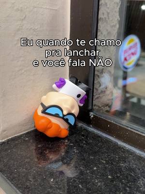 A post by @burgerkingbr on TikTok caption: Vazio terrível… Bora aproveitar que os personagens mais queridos e clássicos do @Cartoon Network Brasil chegaram com tudo noBK! Cola no restaurante mais próximo, pede o Combo King Jr. e escolha entre eles: Bloo, Finn, Vaca, Puro Osso, Johnny Bravo, Coragem, Ben 10, Florzinha e Dexter. Tá esperando o que? Vem garantir o seu! *Combo King Jr.™️ inclui 1 sanduíche de Pão, Carne e Queijo podendo ser substituído por 4 unidades de BK®️ Chicken ou Chicken Jr. + 1 suco + 1 batata pequena + 1 brinquedo. O valor do brinquedo está incluso no preço do Combo King Jr. ™️, que dá direito a apenas um dos brinquedos disponíveis. O brinquedo também poderá ser adquirido separadamente, conforme condições específicas de preço e quantidade. Imagens meramente ilustrativas. TM & ©️ 2025 Burger King Company LLC. Uso sob licença. Todos os direitos reservados.©️ & ™️ CN. 2025.