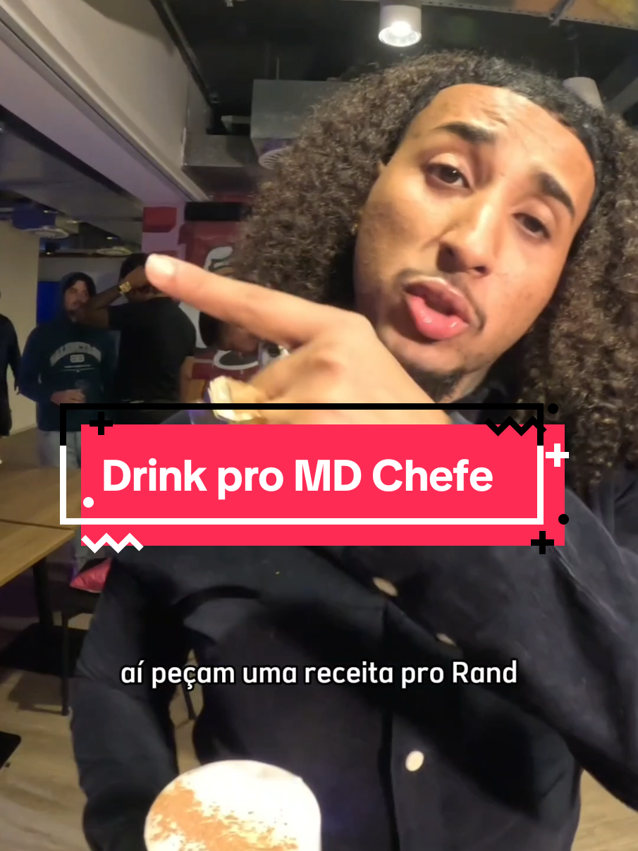 A post by @randbartender on TikTok caption: Na festa de lançamento do novo álbum do @mdchefe, ele me desafiou a servir um drink com o licor de capuccino da @casamrlion 🦁, uma das novidades da noite. E claro, aceitei o desafio e mandei ver no Tiramisú, nome de uma das faixas do álbum: licor de capuccino Mr Lion, whisky turfado, xarope de caramelo salgado, espuma de abacaxi e cacau em pó por cima 🍫. Um drink intenso, aromático e com muita presença. E o chefe? Aprovou na hora! 🔥🍸 #bartender #drink #MaestriDelPov #cocktail #bartenderlife