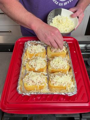 A post by @fooddudescook on TikTok caption: Chicken Alfrado Texas toast #easymeal #Foodie #goodeating