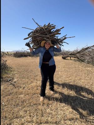 A post by @anaraquelhz on TikTok caption: Día de campo cortando leña y disfrutando de una rica comida!😋❤️(Video completo en mi canal de YouTube) #parati #fyp 