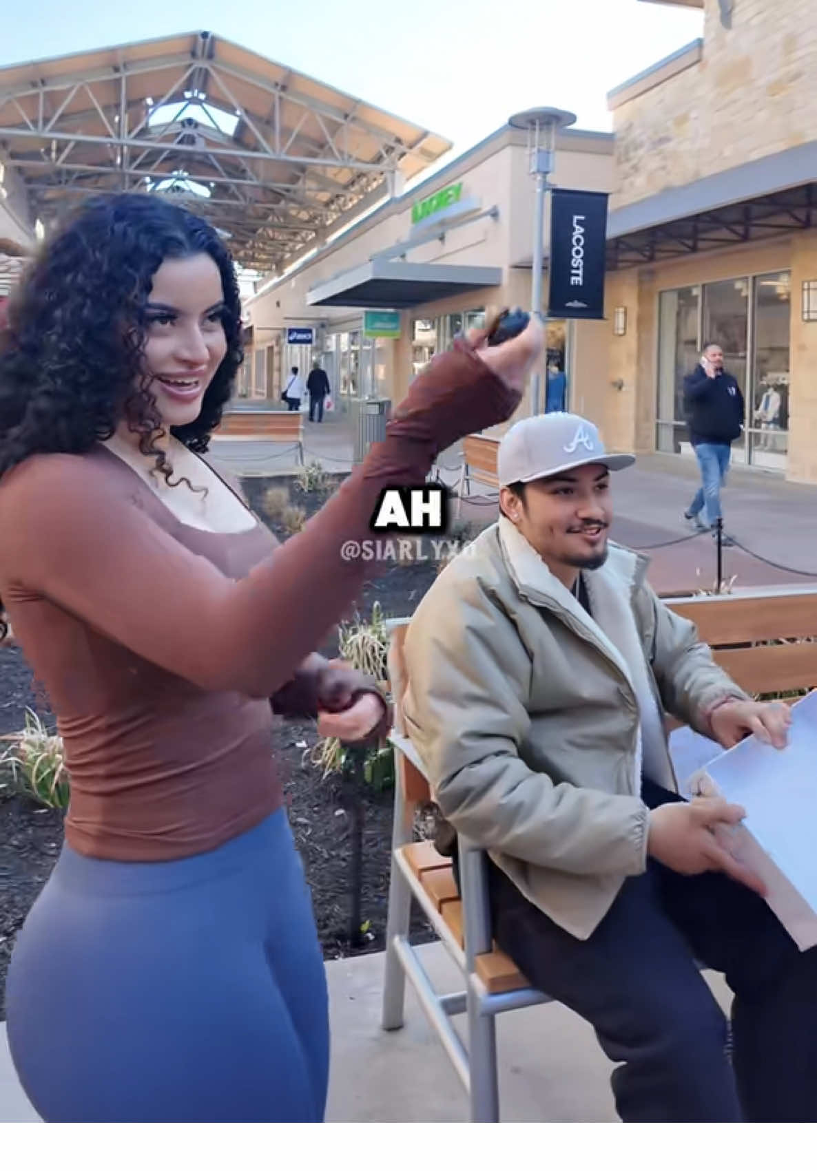 A post by @siarlyortiz on TikTok caption: Caja misteriosa o $50 dólares? 🎁