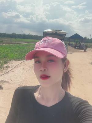 A post by @ on TikTok caption: ដល់ម៉ោងហេីយថ្ងៃចូលឆ្នាំចុងក្រោយ😃#ម៉ែកាជ្រុយ #អូនលីកា #ម៉ាក់លីកា #tiktok #fyp @🌸 Roth Short Film 🌸 @📷 ប៉ា អូនលីកា 🎬 