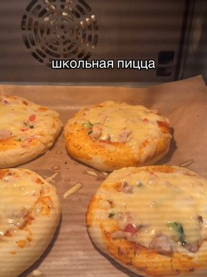 A post by @bulatbeq on TikTok caption: Пицца что вернет вас в школьное время💔 | не забудьте сохранить и подписаться💕 #CapCut #рецепт #какприготовить #булатбек #вкусно #пицца #школа 