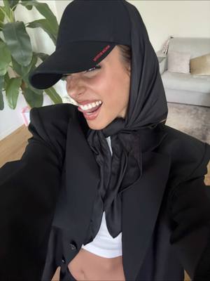 A post by @emilypallini on TikTok caption: Ci vestiamo insieme 👗 