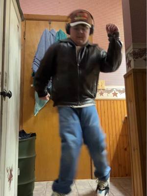 A post by @wackson_22 on TikTok caption: 🕺🏼🕺🏼 #dance #groovy #wackson #foryoupage 